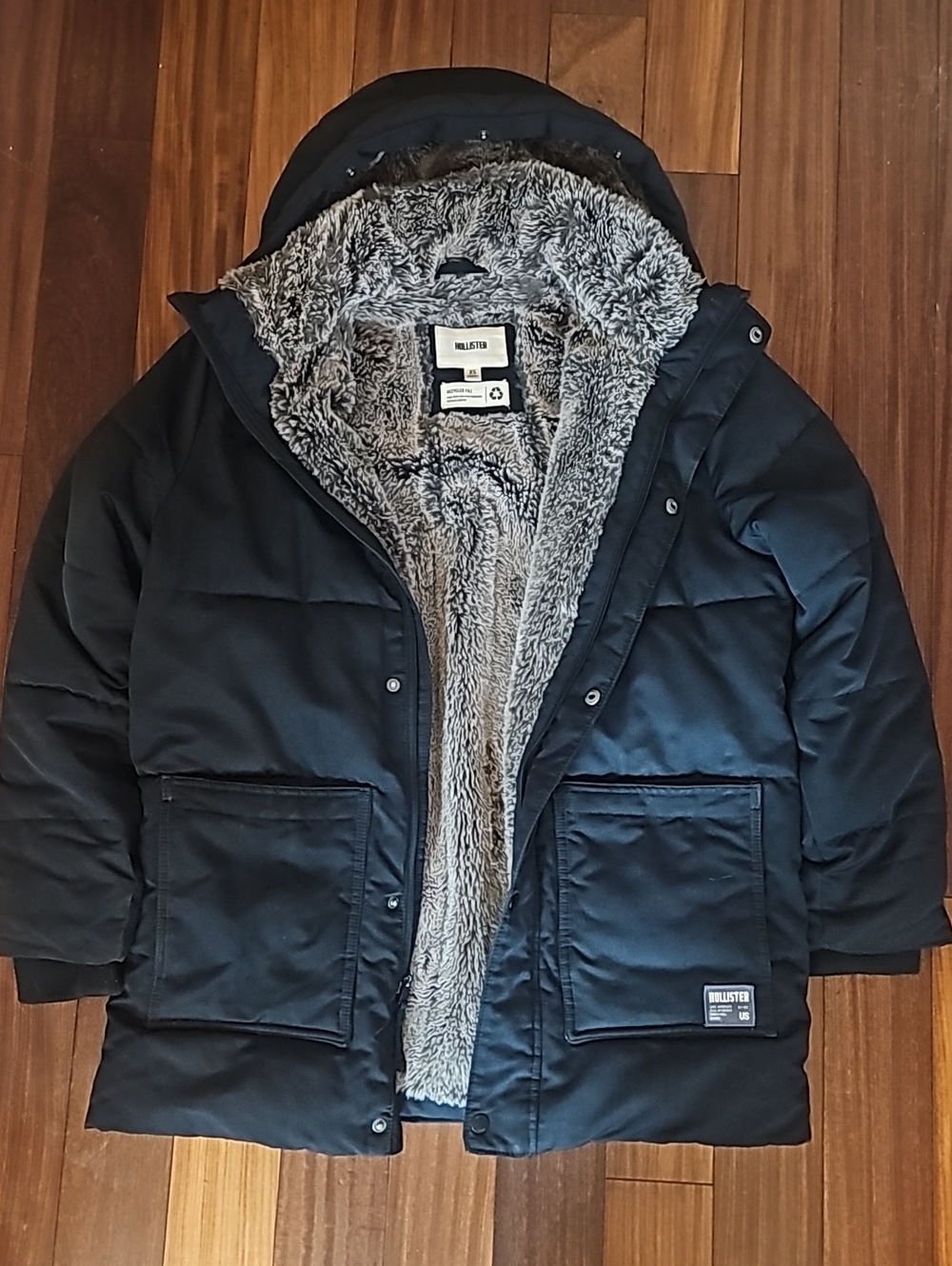 Hollister Men's Black Puffer Jacket with Gray Faux-Fur Lining